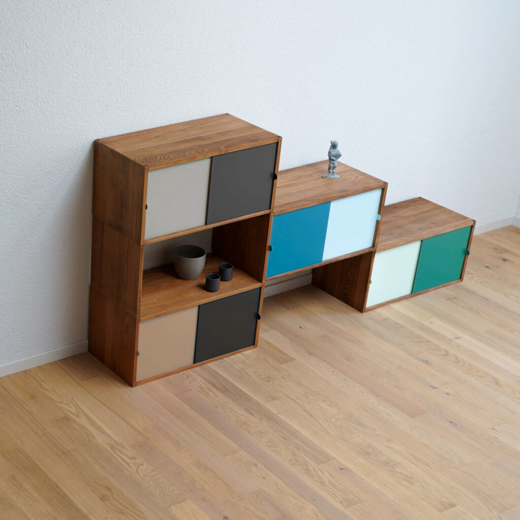 itschi Sideboard aus Holz. Mit farbigen Schiebetüren (Corbusier).